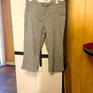 Gently Worn black n white print pull up stretch Capri pants
